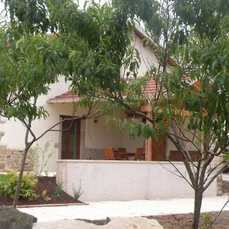 Spacieux Avec Terrasse, Confort Moderne Dans Un Cadre Verdoyant Et Propice Aux Balades. - Fr-1-589-79 בה-לה-בה